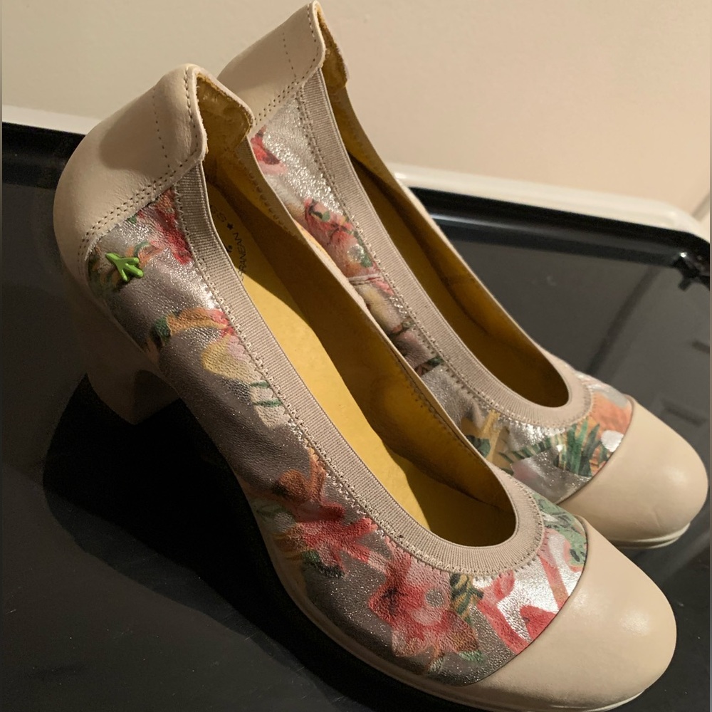 Wanda Panda Leather Floral Pumps Rubber Sole & Heel Ice (Off white/floral) Sz 39